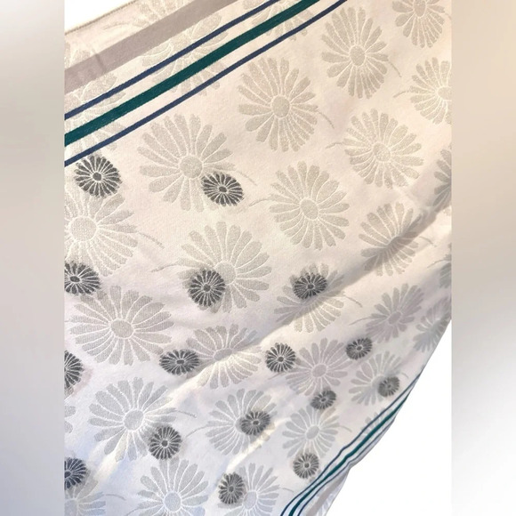 NWT - Ann Taylor - Shimmer Daisy Woven Scarf - Picture 4 of 9